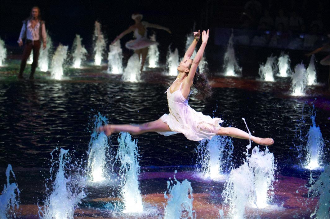 Танец воды музыка. The House of Dancing Water – шоу «дом танцующей воды». Дом танцующей воды в Макао. Макао водное шоу. Танцует на воде.
